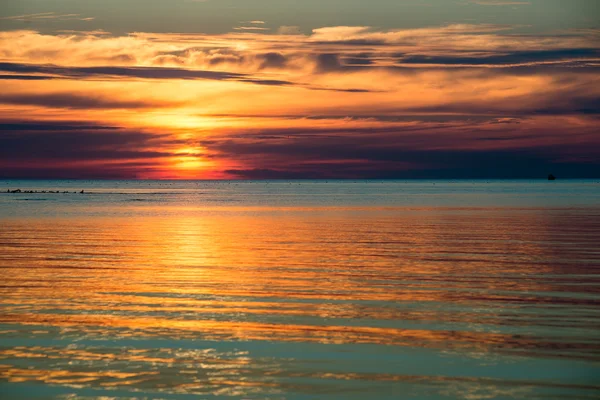 Морський пейзаж красивий захід сонця над Балтійського моря — стокове фото