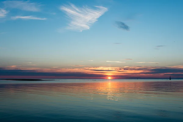 Bella alba sul mare sulla campagna — Foto Stock