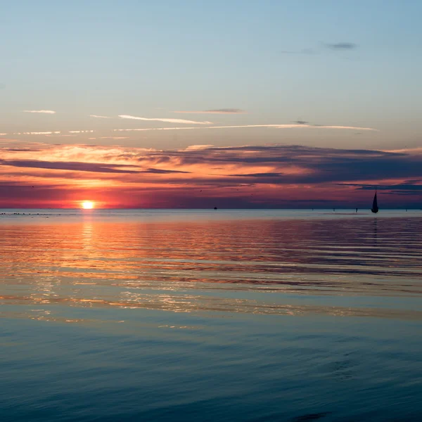 Seascape piękny zachód słońca nad Morzem Bałtyckim — Zdjęcie stockowe