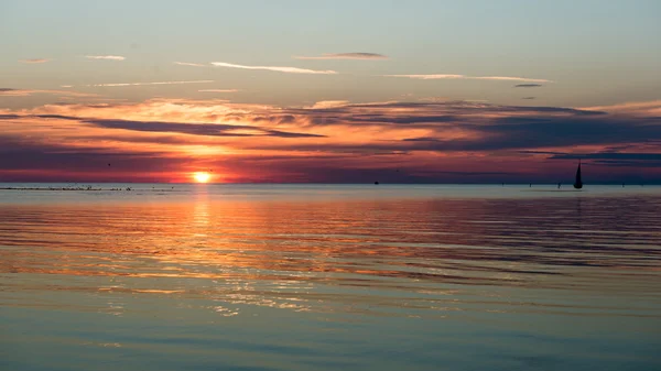 Prachtig zeegezicht zonsondergang over de Baltische Zee — Stockfoto