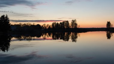 Güzel deniz manzarası günbatımı Baltık Denizi üzerinde