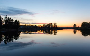 Güzel deniz manzarası günbatımı Baltık Denizi üzerinde