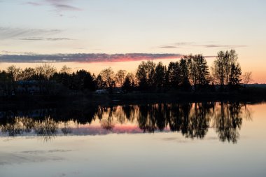 Güzel deniz manzarası günbatımı Baltık Denizi üzerinde