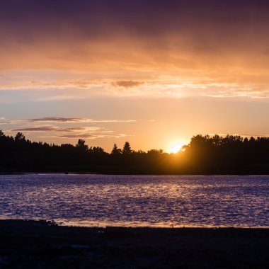 Güzel deniz manzarası günbatımı Baltık Denizi üzerinde