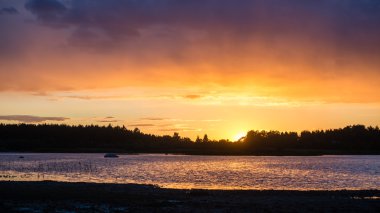 Güzel deniz manzarası günbatımı Baltık Denizi üzerinde