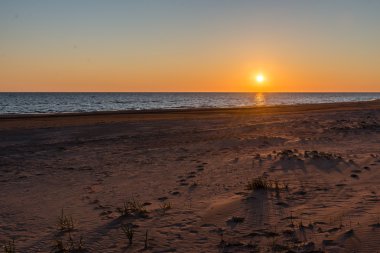 Güzel deniz manzarası gündoğumu kırsal üzerinde
