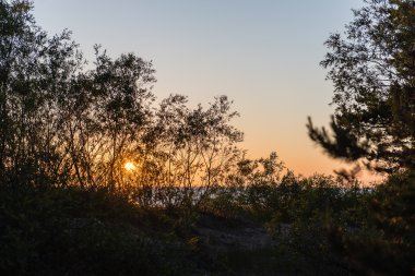 Güzel deniz manzarası gündoğumu kırsal üzerinde
