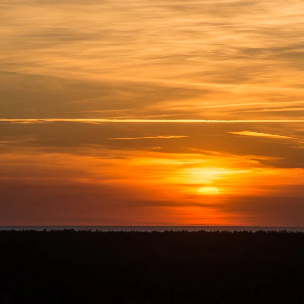 Belo pôr-do-sol sobre o mar Báltico — Fotografia de Stock