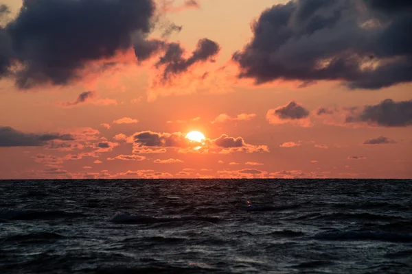 Belo pôr-do-sol sobre o mar Báltico — Fotografia de Stock