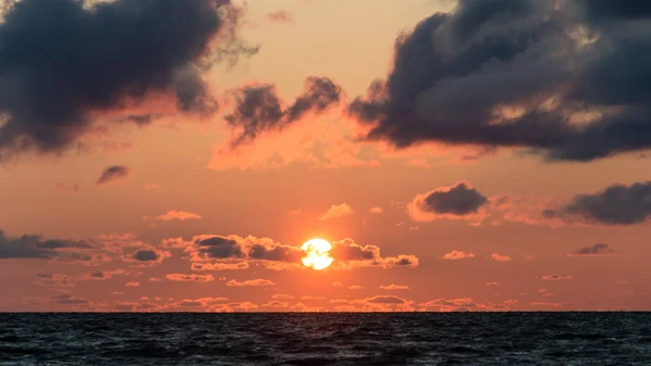 Belo pôr-do-sol sobre o mar Báltico — Fotografia de Stock