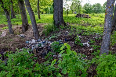Eski ayakkabılarıyla çöplükte
