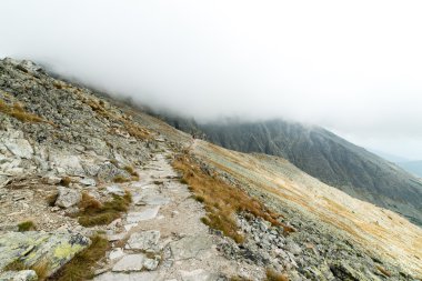 Slovakya'daki Tatra Dağları bulutları ile örtülü