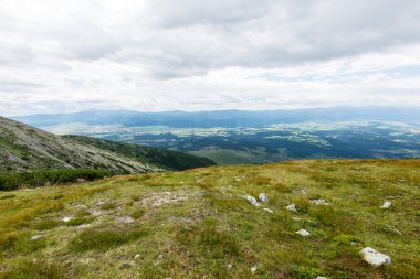 Slovakya'daki Tatra Dağları bulutları ile örtülü