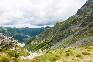 Slovakya'daki Tatra Dağları bulutları ile örtülü