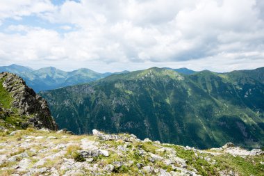 Slovakya'daki Tatra Dağları bulutları ile örtülü