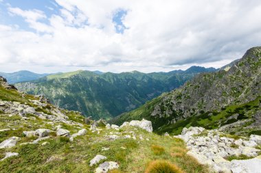 Slovakya'daki Tatra Dağları bulutları ile örtülü