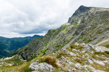 Slovakya'daki Tatra Dağları bulutları ile örtülü