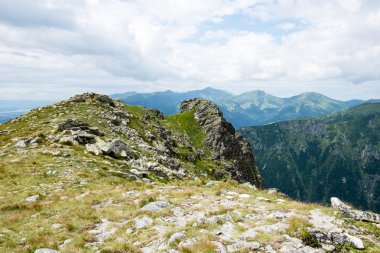 Slovakya'daki Tatra Dağları bulutları ile örtülü