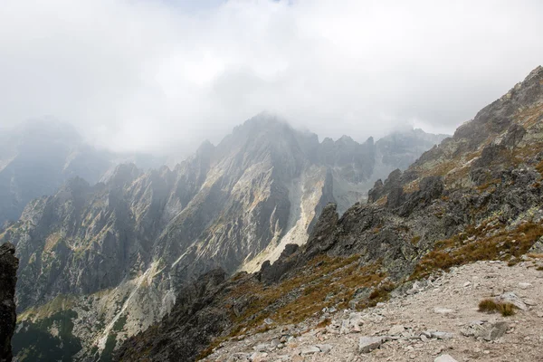 スロバキアのタトラ山脈は雲で覆われています。 — ストック写真