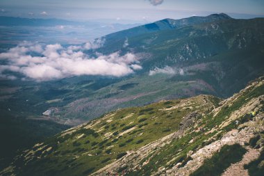 Slovakya'daki Tatra Dağları bulutları ile örtülü