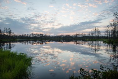 Göl su yansımalar gündoğumu