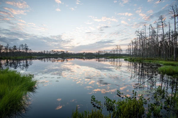 Reflecties in de meerwater bij zonsopgang — Stockfoto