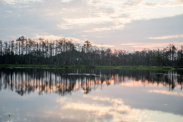 Reflecties in de meerwater bij zonsopgang — Stockfoto