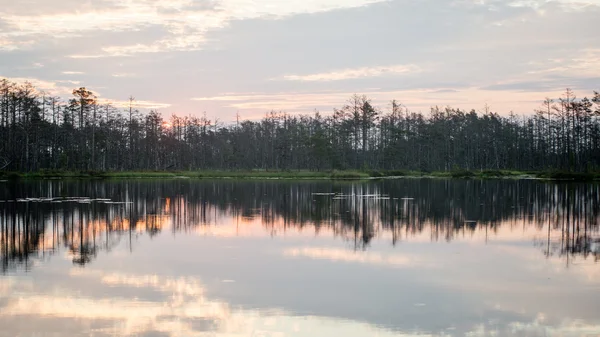 Riflessi nell'acqua del lago all'alba — Foto Stock