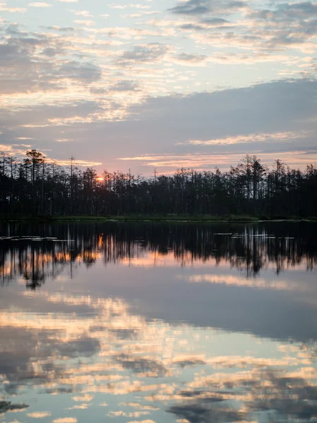 Reflektioner i sjön vattnet vid soluppgången — Stockfoto