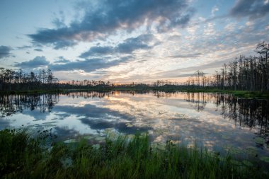 Göl su yansımalar gündoğumu
