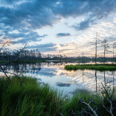 Göl su yansımalar gündoğumu