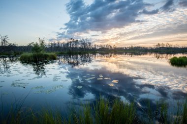 Göl su yansımalar gündoğumu