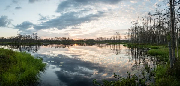 Reflecties in de meerwater bij zonsopgang — Stockfoto