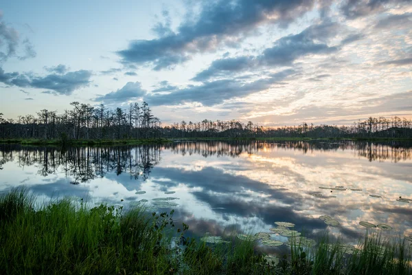 Reflecties in de meerwater bij zonsopgang — Stockfoto