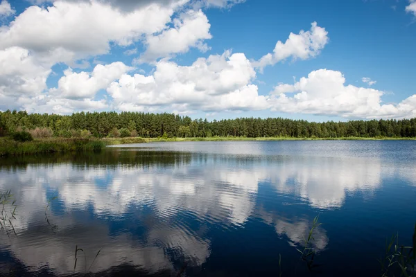 Réflexions dans l'eau du lac au lever du soleil — Photo