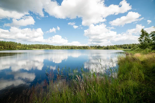 Réflexions dans l'eau du lac au lever du soleil — Photo