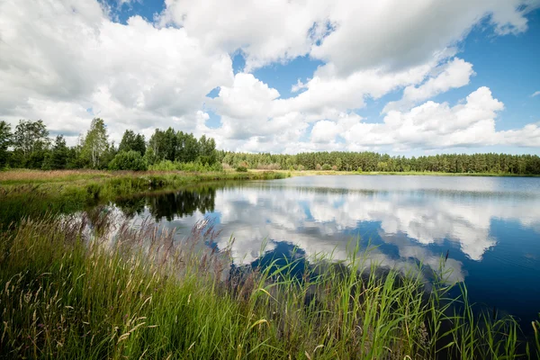 Reflecties in de meerwater bij zonsopgang — Stockfoto