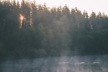 güzel sisli nehir orman - vintage film etkisi