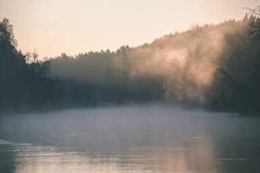güzel sisli nehir orman - vintage film etkisi