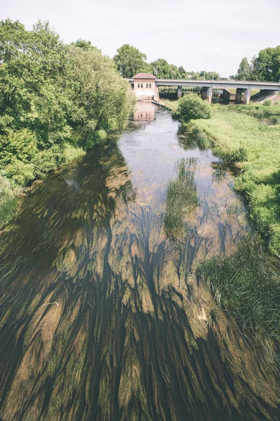 Schöner Fluss im Wald - Vintage-Filmeffekt — Stockfoto