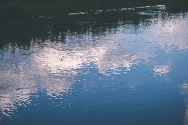 Красивая река в лесу - эффект винтажной пленки — стоковое фото
