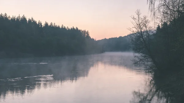 Güzel sisli nehir orman - vintage film etkisi — Stok fotoğraf