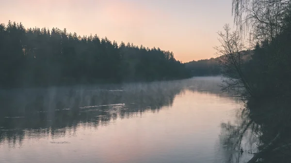 Schöner nebliger Fluss im Wald - Vintage-Filmeffekt — Stockfoto