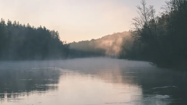 Hermoso río brumoso en el bosque - efecto de película vintage —  Fotos de Stock