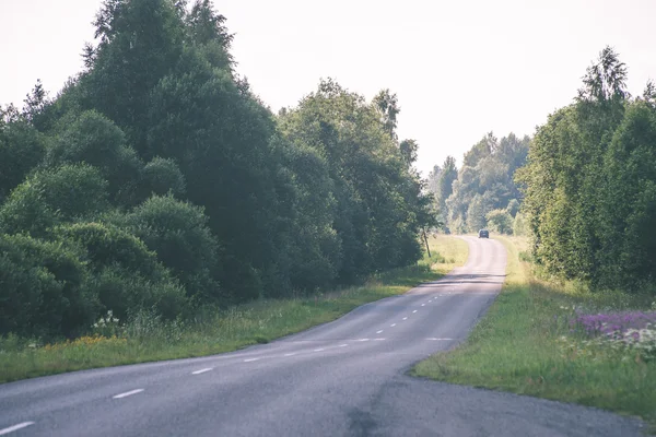 简单的乡间小路在夏天-怀旧电影效果 — 图库照片