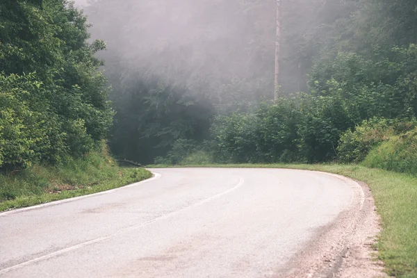 Estrada de montanha no verão - efeito de filme vintage — Fotografia de Stock