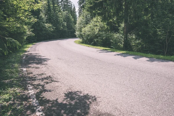 山路、 乡间小路在夏天-怀旧电影效果 — 图库照片