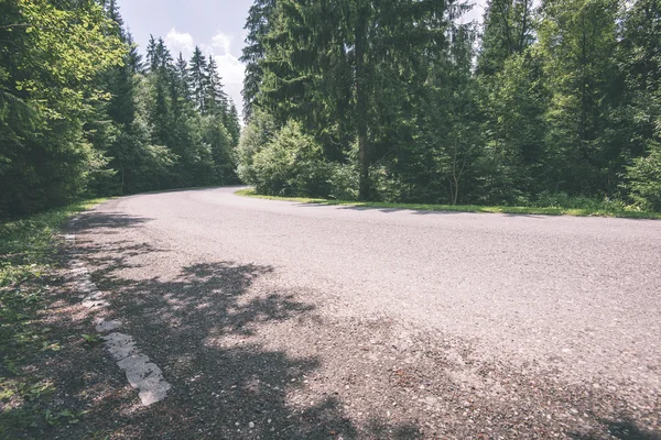 Carretera de montaña en verano - efecto de película vintage — Foto de Stock