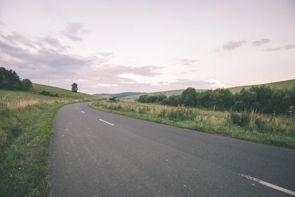 Dağ ülkede yol yaz - vintage film etkisi — Stok fotoğraf