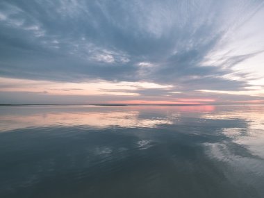 Kırmızı fırtına bulutları yeşil çim - vintage etkisi ile çayır üzerinde